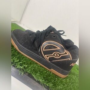 Heelys Propel 2.0 Black/Gold USA Youth 4 Boys Girls Skate Shoes EUC